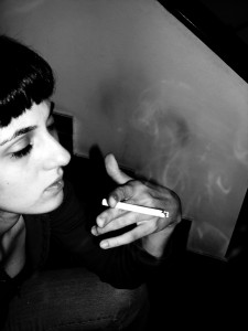 167704_3737 - mulher fuma cigarro