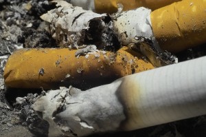 271852_6276 - bitucas de cigarro no chao