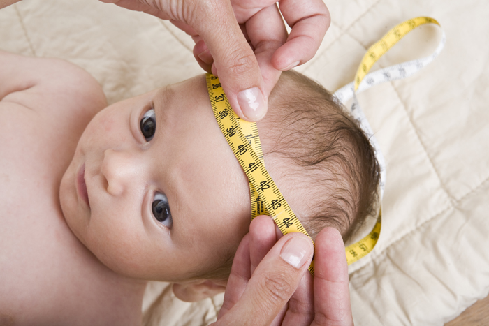 Arzt misst den Kopfumfang eines Babys